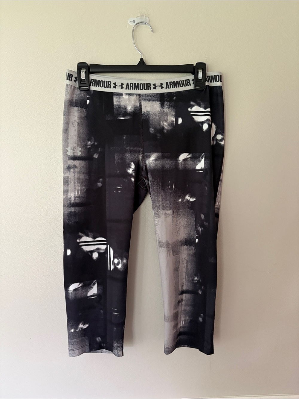 Under Armour Black & Gray Abstract Capri Leggings